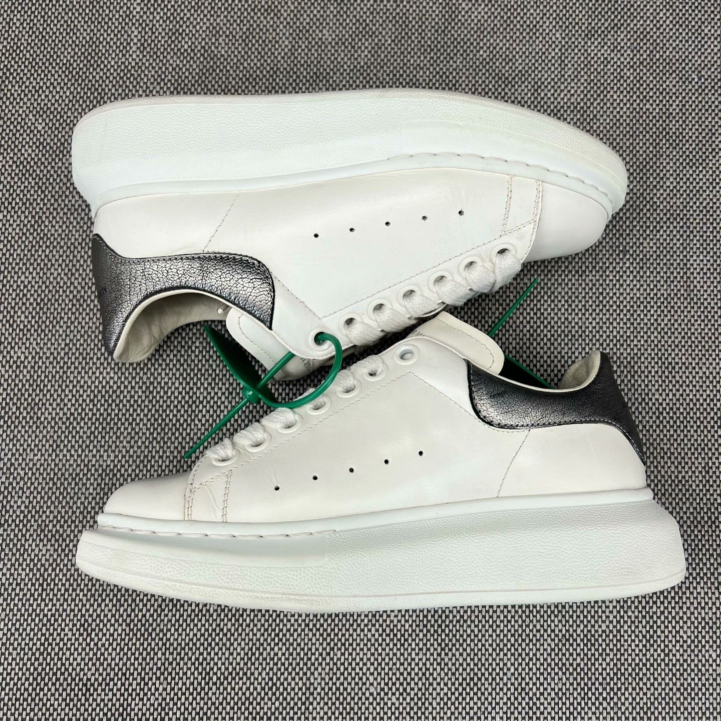Alexander McQueen Alexander McQueen White Lowtop Sneakers 36 Women Size US 6 / IT 36 - 2 Thumbnail