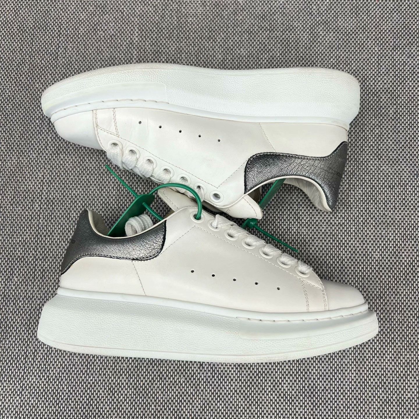 Alexander McQueen Alexander McQueen White Lowtop Sneakers 36 Women Size US 6 / IT 36 - 3 Thumbnail