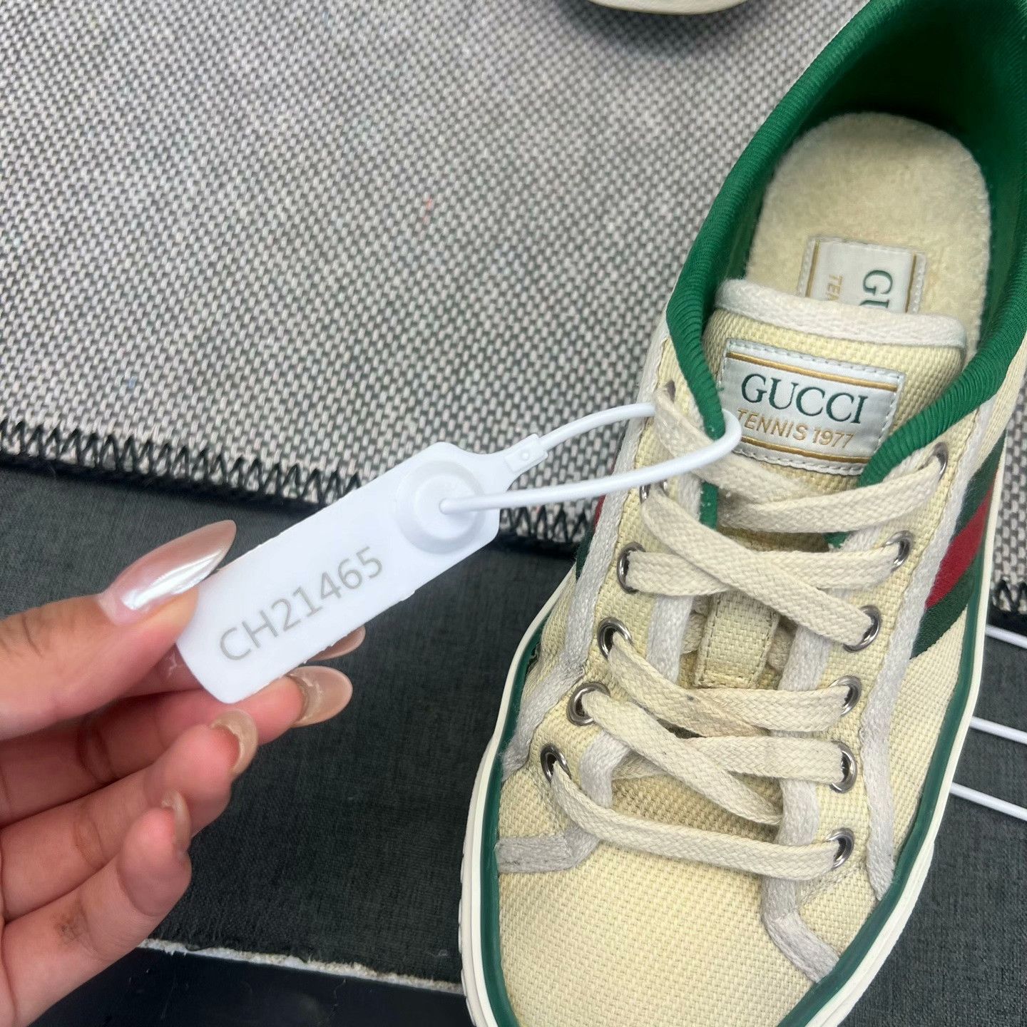 Gucci Gucci Distressed Yellow Lowtop Sneakers 35 Women Size US 5 / IT 35 - 9 Thumbnail