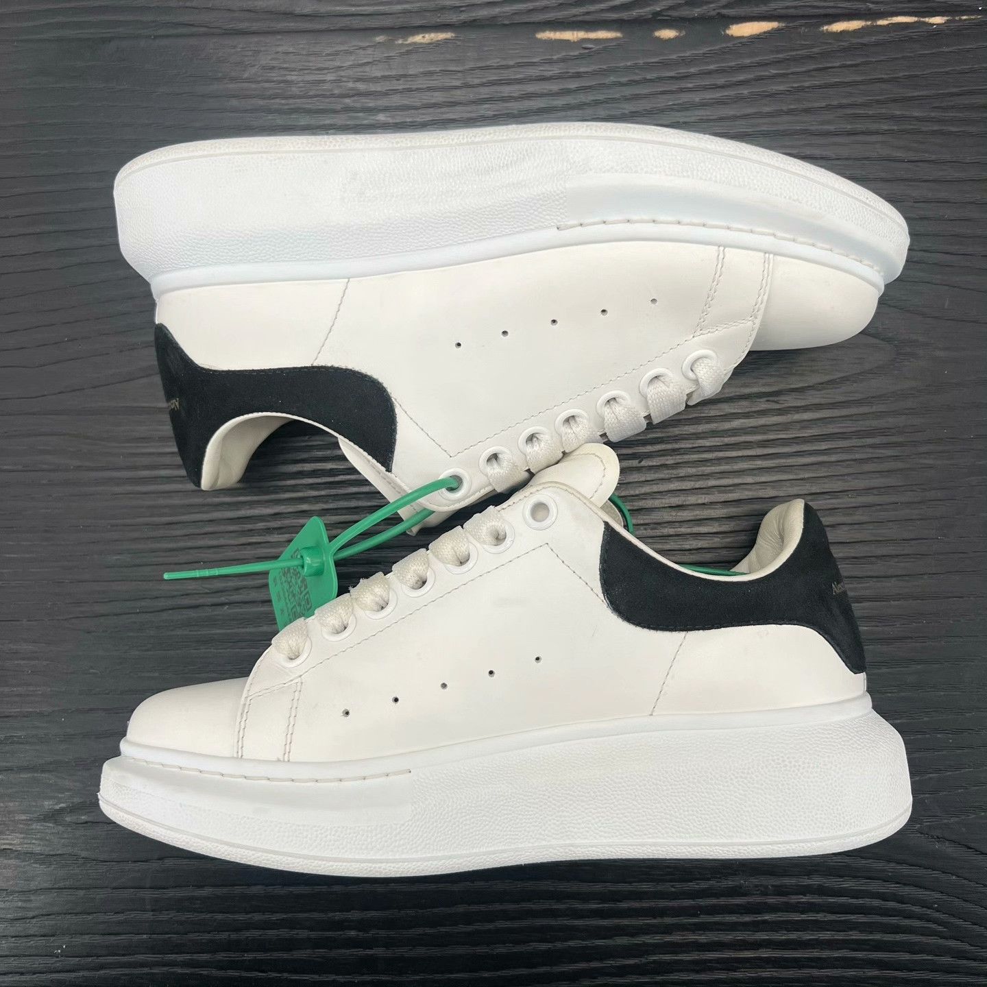 Alexander McQueen Alexander McQueen Black Lowtop Sneakers 36 Women Size US 6 / IT 36 - 2 Thumbnail