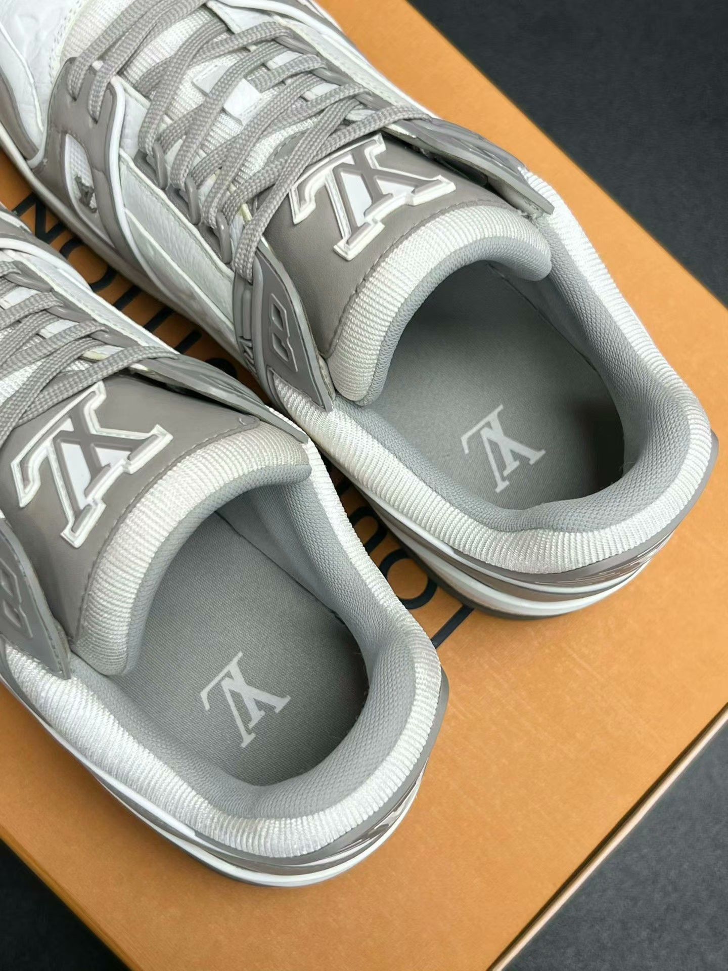 Louis Vuitton Louis Vuitton Training White Lowtop Sneakers 42 Men Size US 9 / EU 42 - 4 Thumbnail