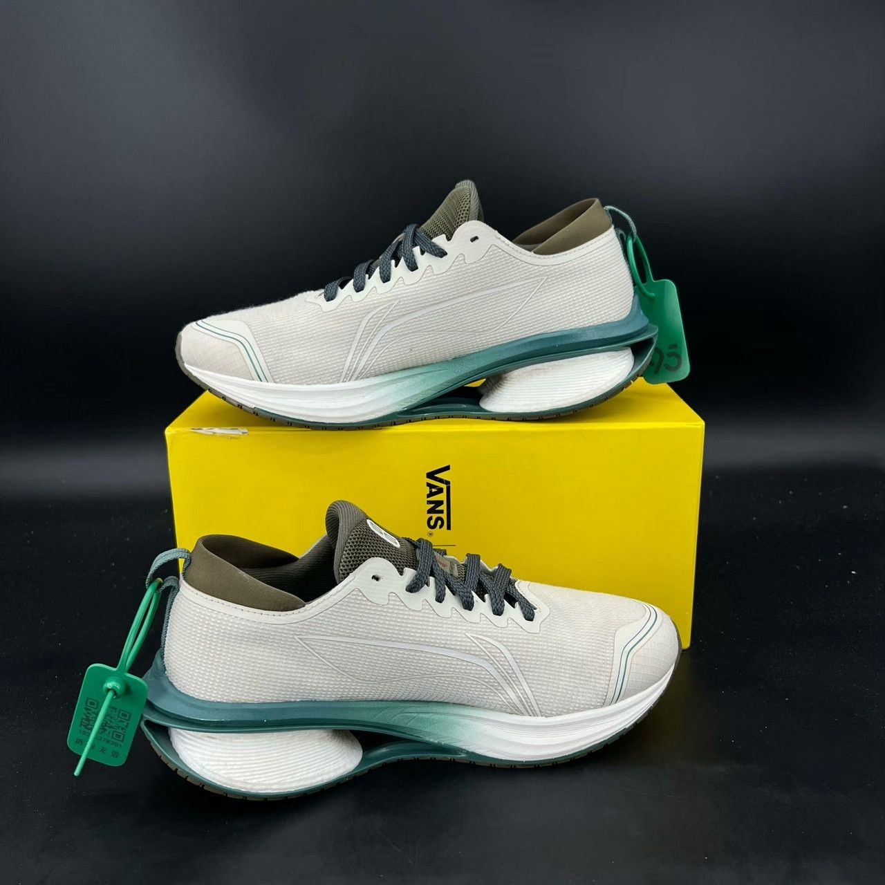 Li-Ning Li-Ning Green Lowtop Sneakers S Men Size US 10 / EU 43 - 2 Thumbnail