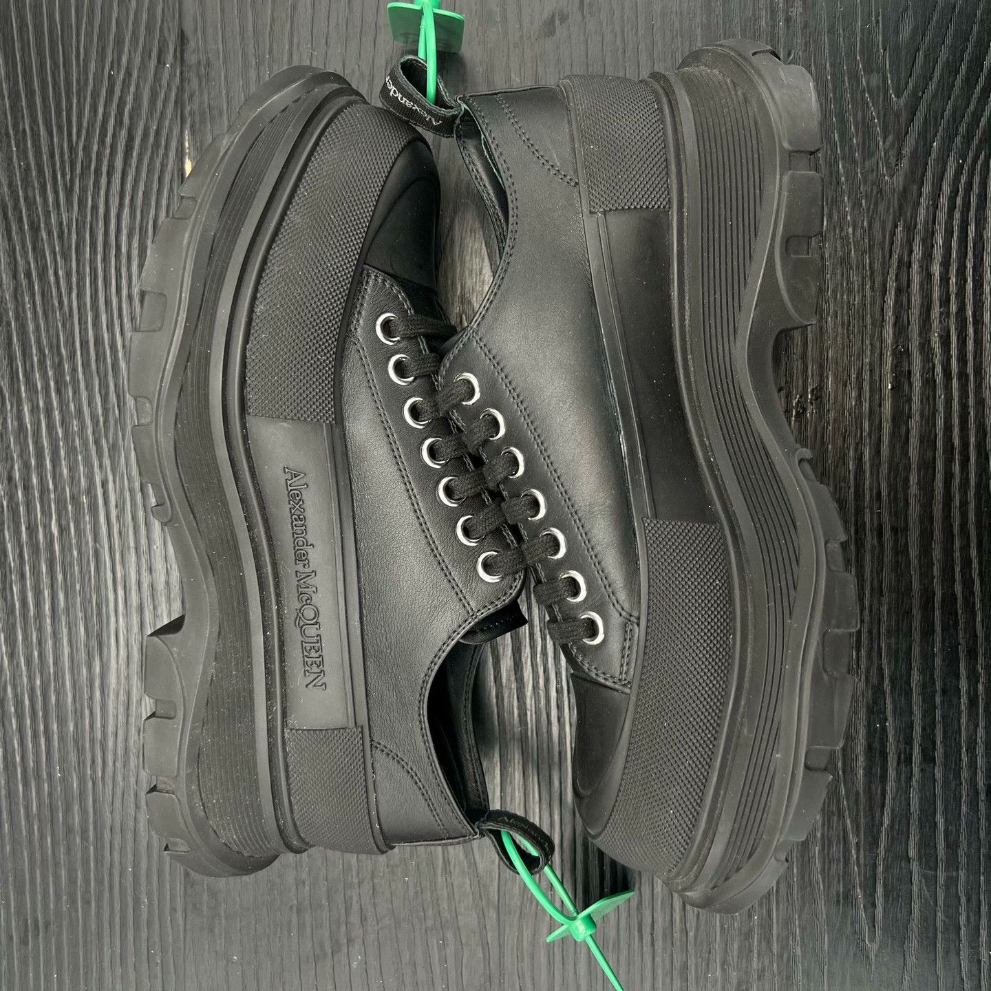 Alexander McQueen Alexander McQueen Black Lowtop Sneakers 41 Men Size US 8.5 / EU 41-42 - 2 Thumbnail