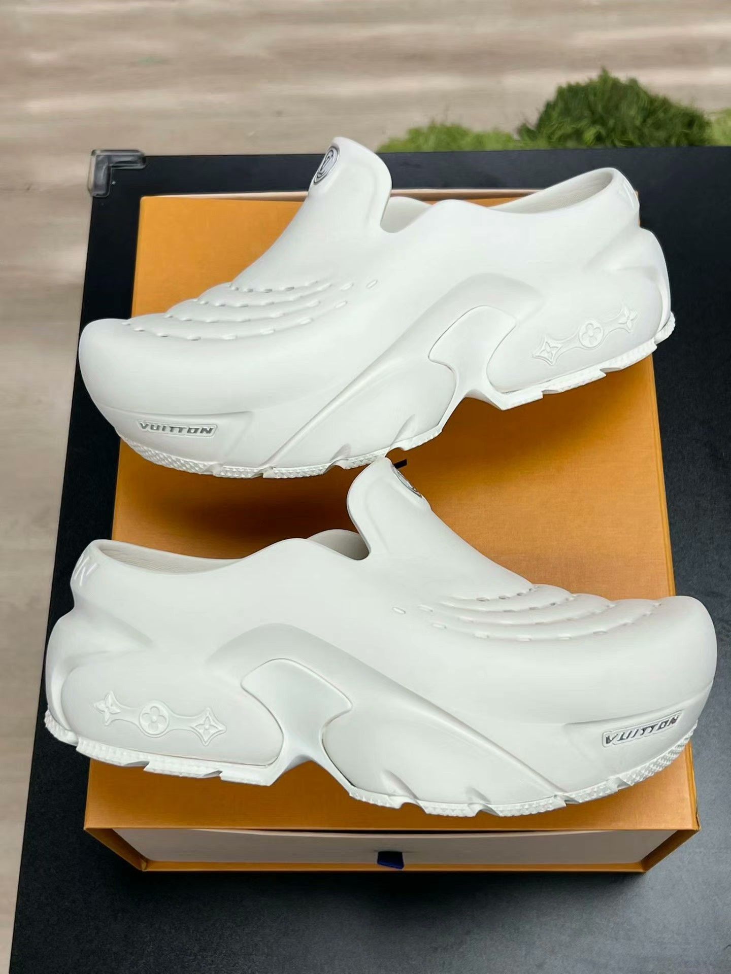 Louis Vuitton Louis Vuitton Shark White Sandals 41 Men Size US 8.5 / EU 41-42 - 5 Thumbnail