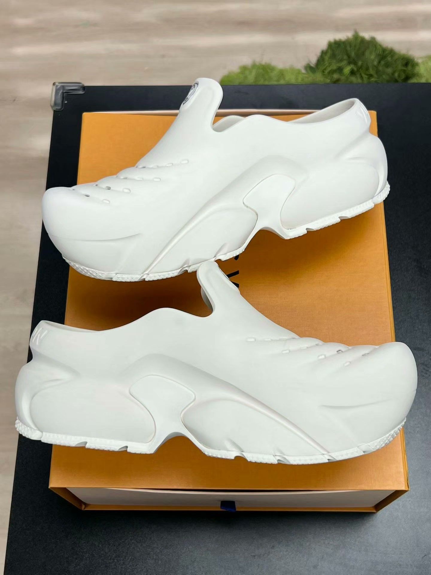 Louis Vuitton Louis Vuitton Shark White Sandals 41 Men Size US 8.5 / EU 41-42 - 6 Thumbnail