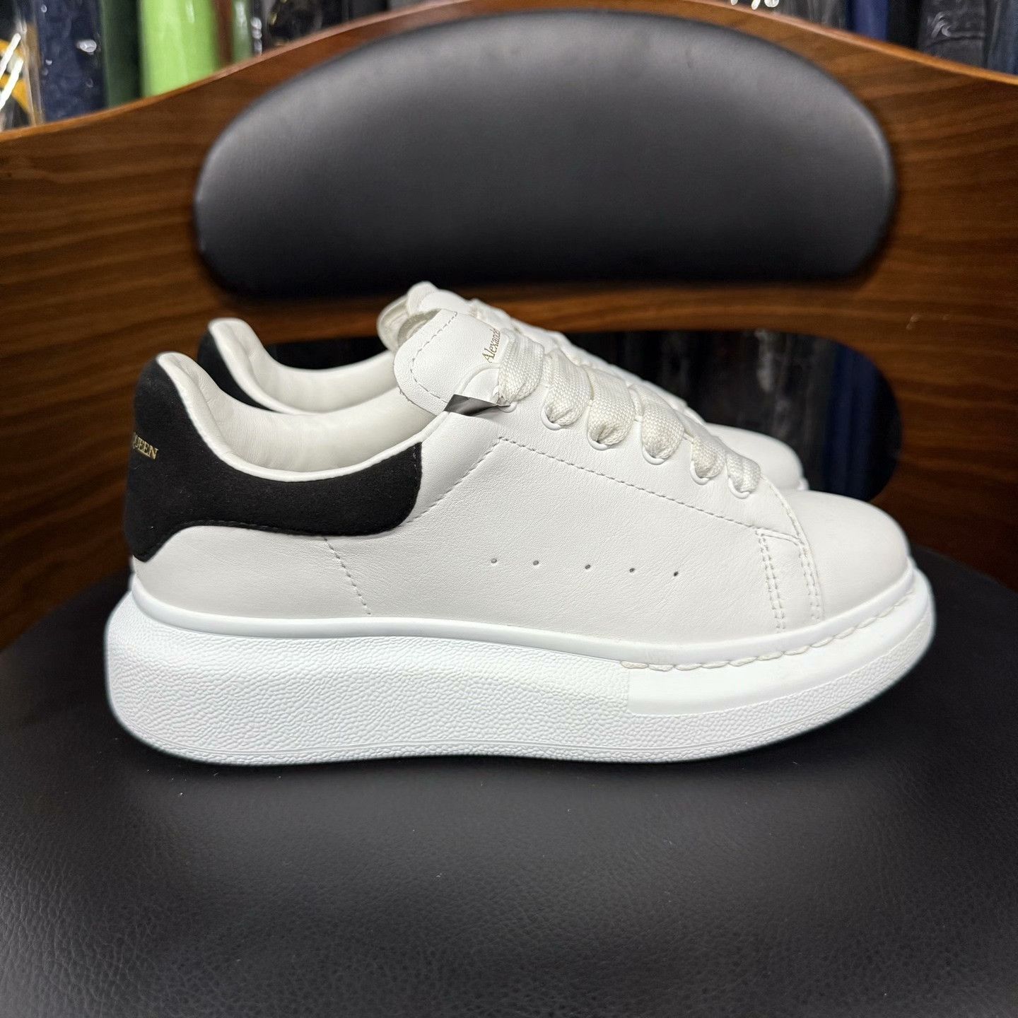 Alexander McQueen Alexander McQueen Black Lowtop Sneakers 33 Men Size US 5 / EU 37 - 4 Thumbnail