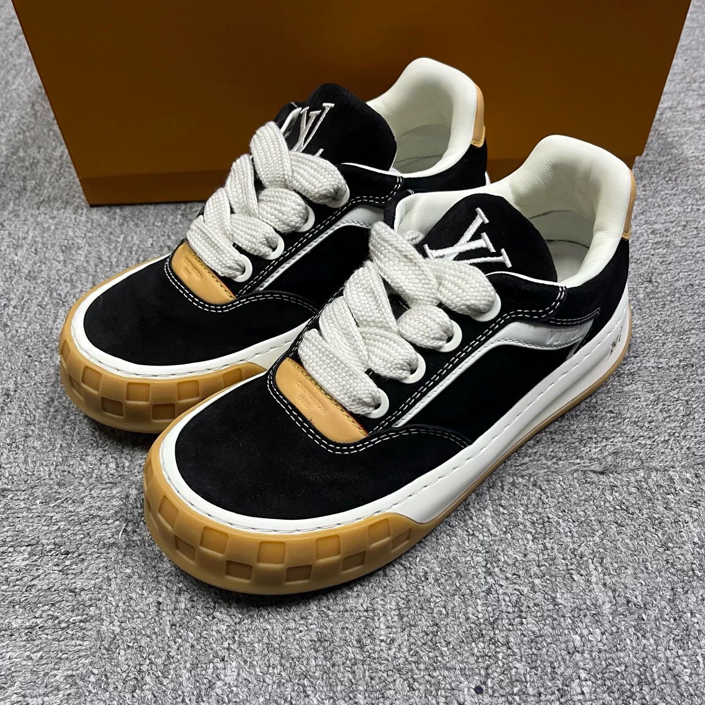 Louis Vuitton Louis Vuitton Leather Black Lowtop Sneakers 6 Women Size US 6 / IT 36 - 2 Thumbnail