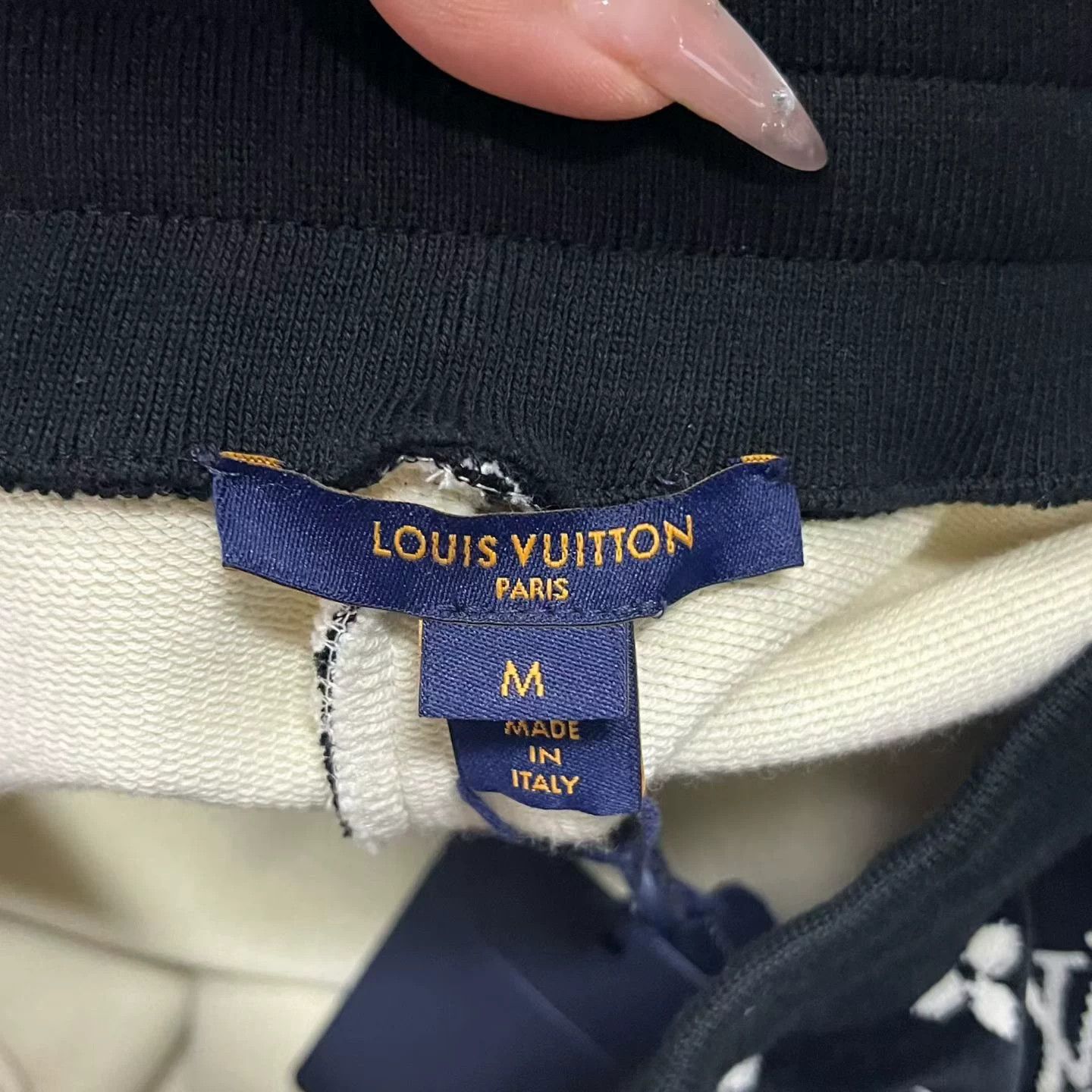 Louis Vuitton Louis Vuitton Black T-Shirt M Women Size M / US 6-8 / IT 42-44 - 2 Thumbnail