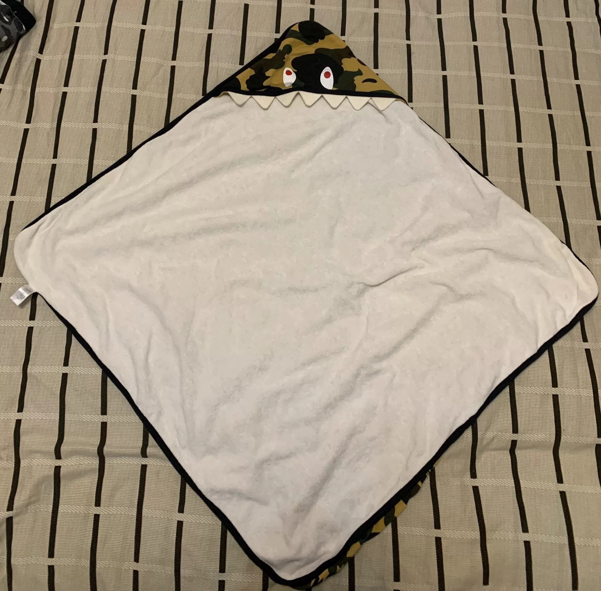 Bape Bape Shark Camo Yellow Hoodie L Men Size US L / EU 52-54 / 3 - 2 Thumbnail