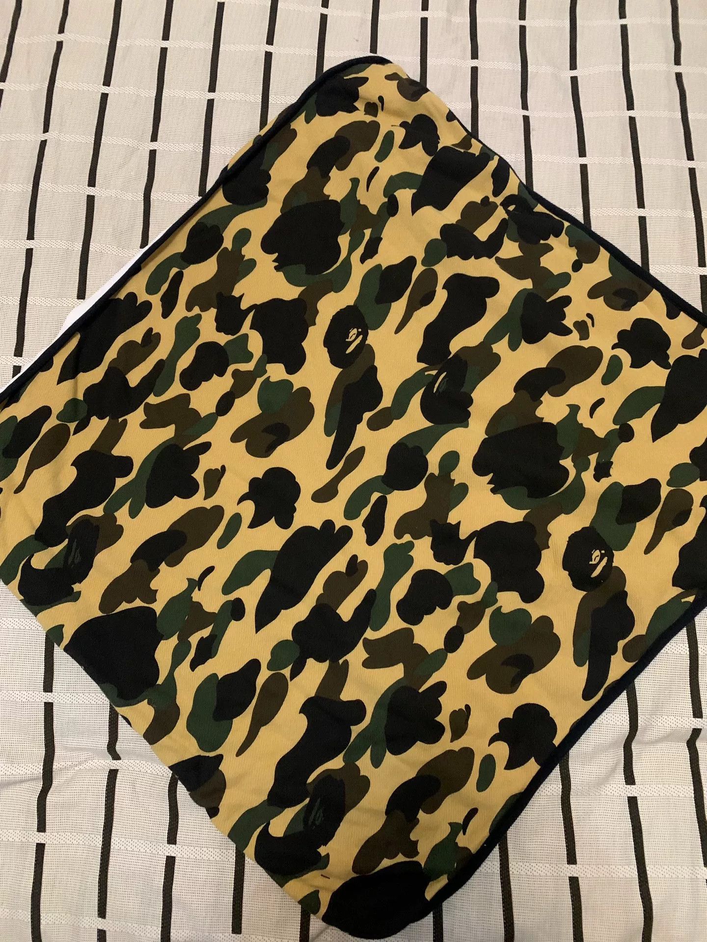 Bape Bape Shark Camo Yellow Hoodie L Men Size US L / EU 52-54 / 3 - 3 Thumbnail