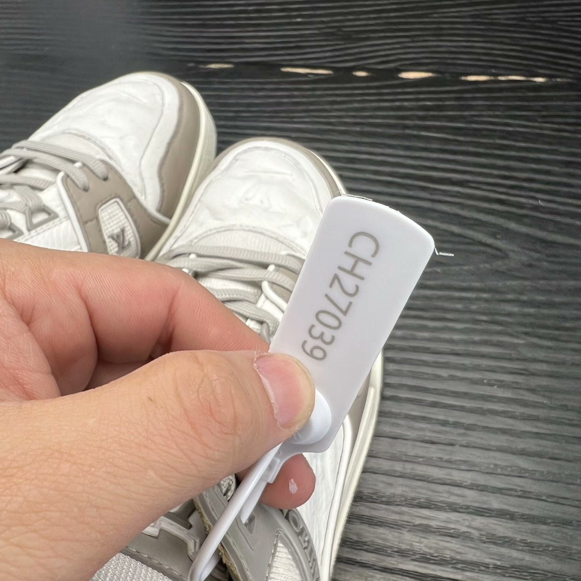 Louis Vuitton Louis Vuitton Training White Lowtop Sneakers 41 Men Size US 8.5 / EU 41-42 - 9 Thumbnail