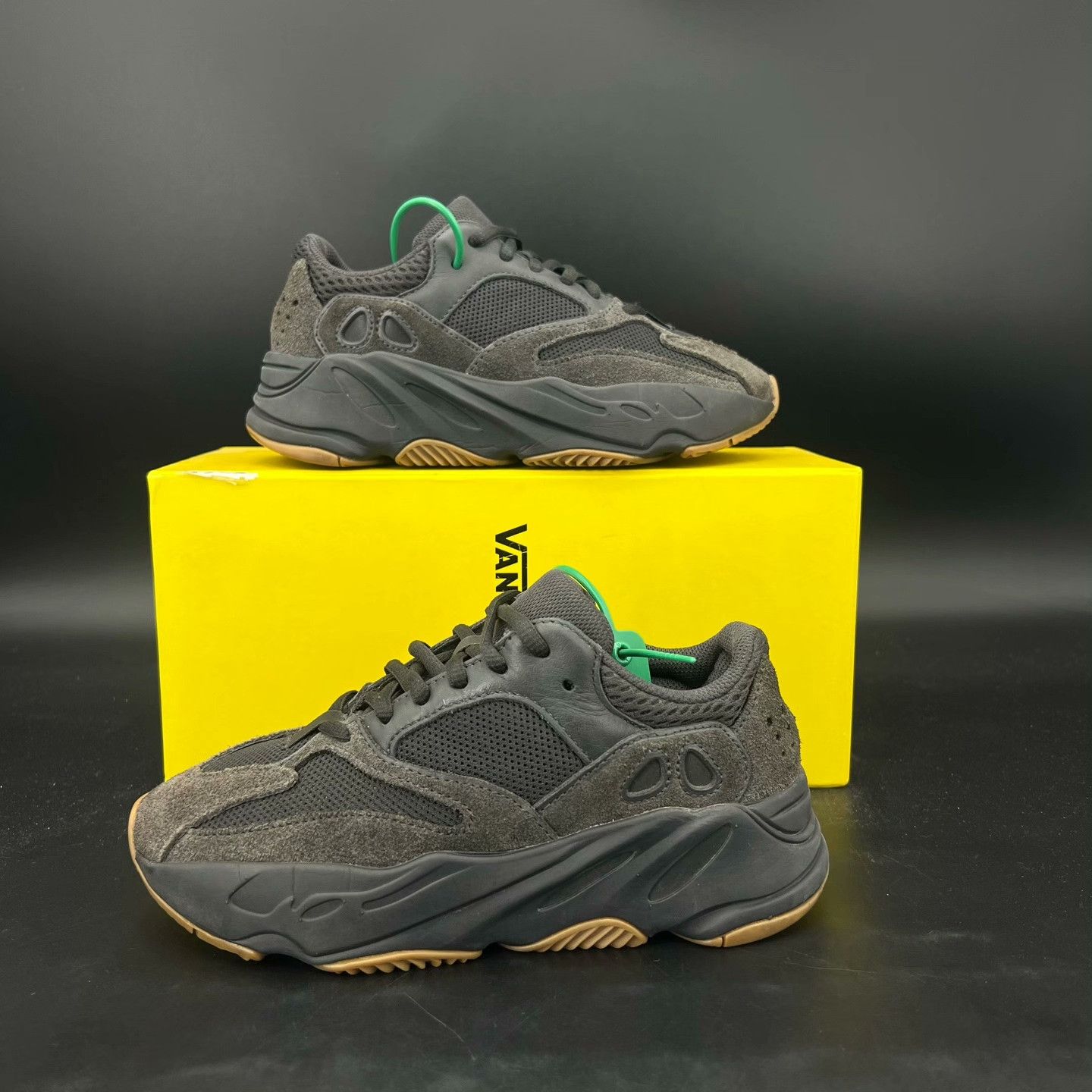 Yeezy Yeezy Black Lowtop Sneakers 36 Men Size US 5 / EU 37 - 8 Thumbnail