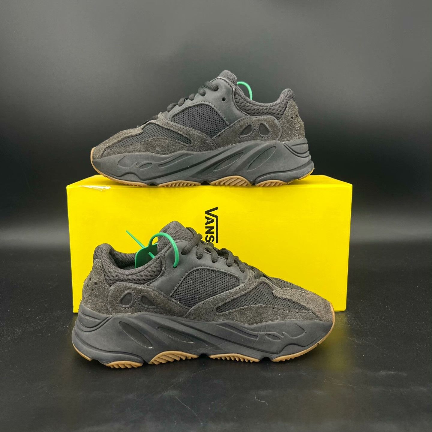 Yeezy Yeezy Black Lowtop Sneakers 36 Men Size US 5 / EU 37 - 2 Thumbnail
