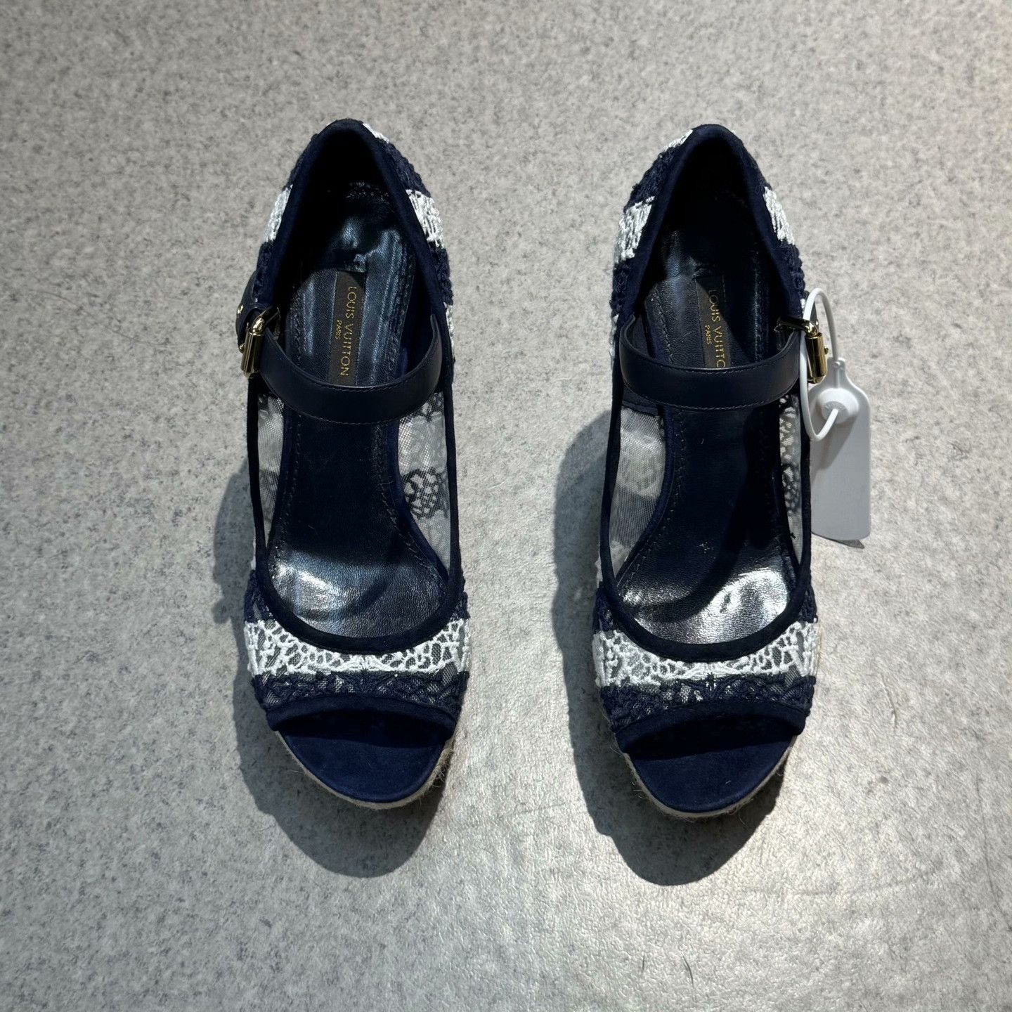 Louis Vuitton Louis Vuitton Metallic Gold Sandals 36 Women Size US 6 / IT 36 - 7 Thumbnail