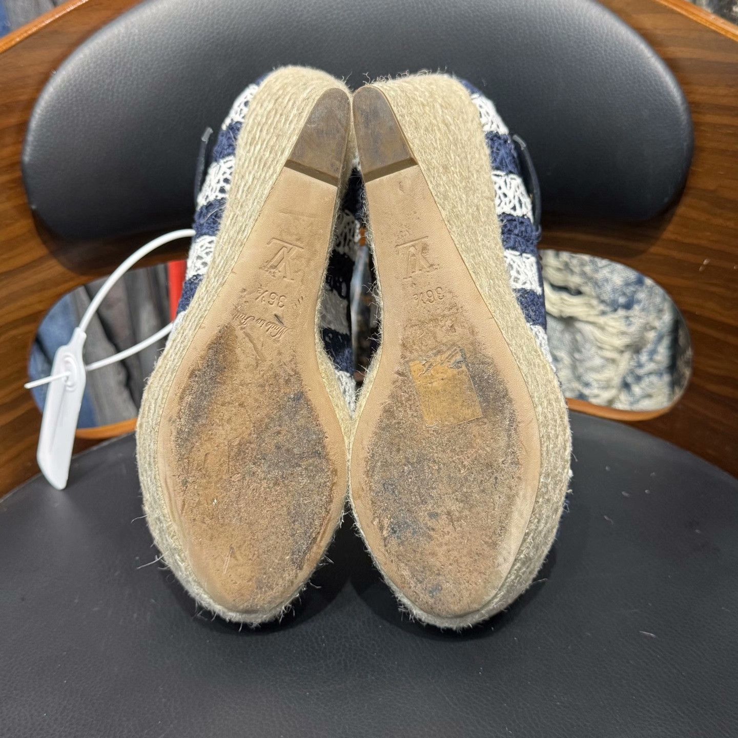 Louis Vuitton Louis Vuitton Metallic Gold Sandals 36 Women Size US 6 / IT 36 - 9 Thumbnail
