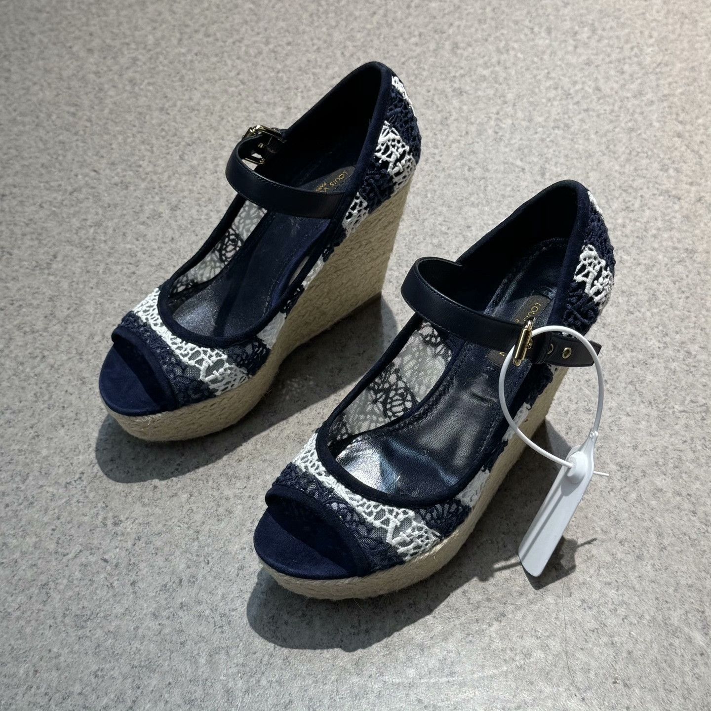Louis Vuitton Louis Vuitton Metallic Gold Sandals 36 Women Size US 6 / IT 36 - 5 Thumbnail