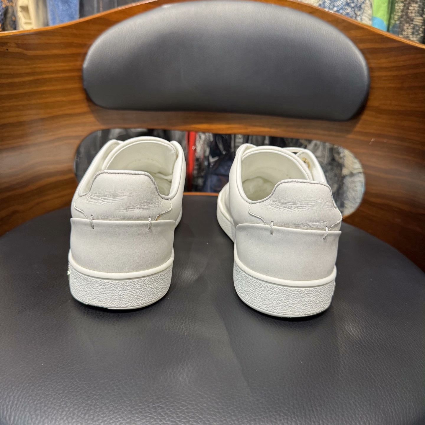 Louis Vuitton Louis Vuitton White Lowtop Sneakers 35 Women Size US 5 / IT 35 - 3 Thumbnail