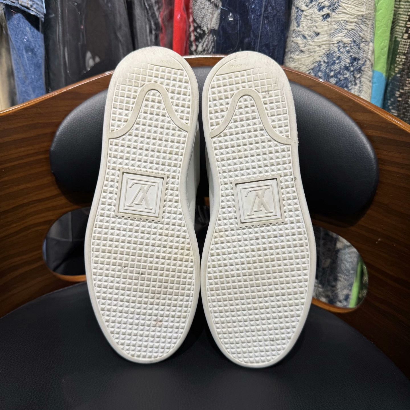 Louis Vuitton Louis Vuitton White Lowtop Sneakers 35 Women Size US 5 / IT 35 - 9 Thumbnail