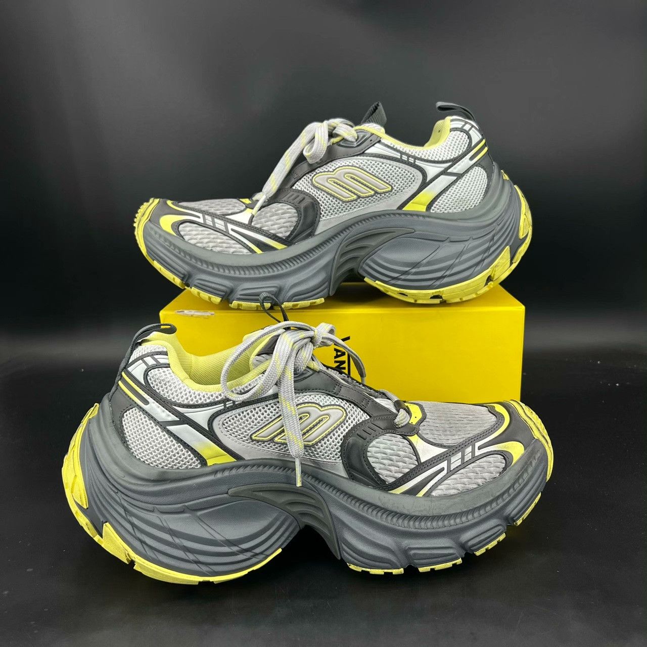 Balenciaga Balenciaga Yellow Lowtop Sneakers XL Men Size US 10 / EU 43 - 2 Thumbnail