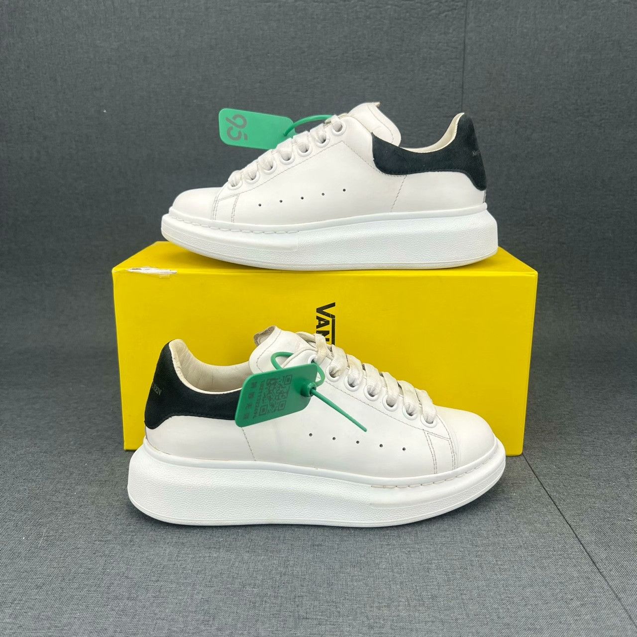 Alexander McQueen Alexander McQueen Black Lowtop Sneakers 36 Women Size US 6 / IT 36 - 2 Thumbnail