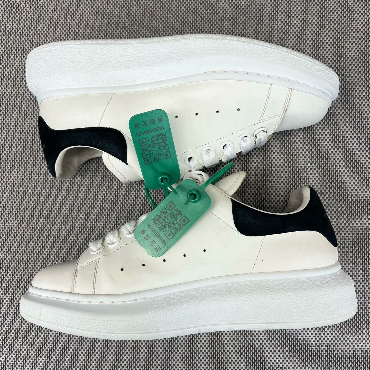 Alexander McQueen Alexander McQueen Black Lowtop Sneakers 38 Women Size US 7.5 / IT 37.5 - 3 Thumbnail