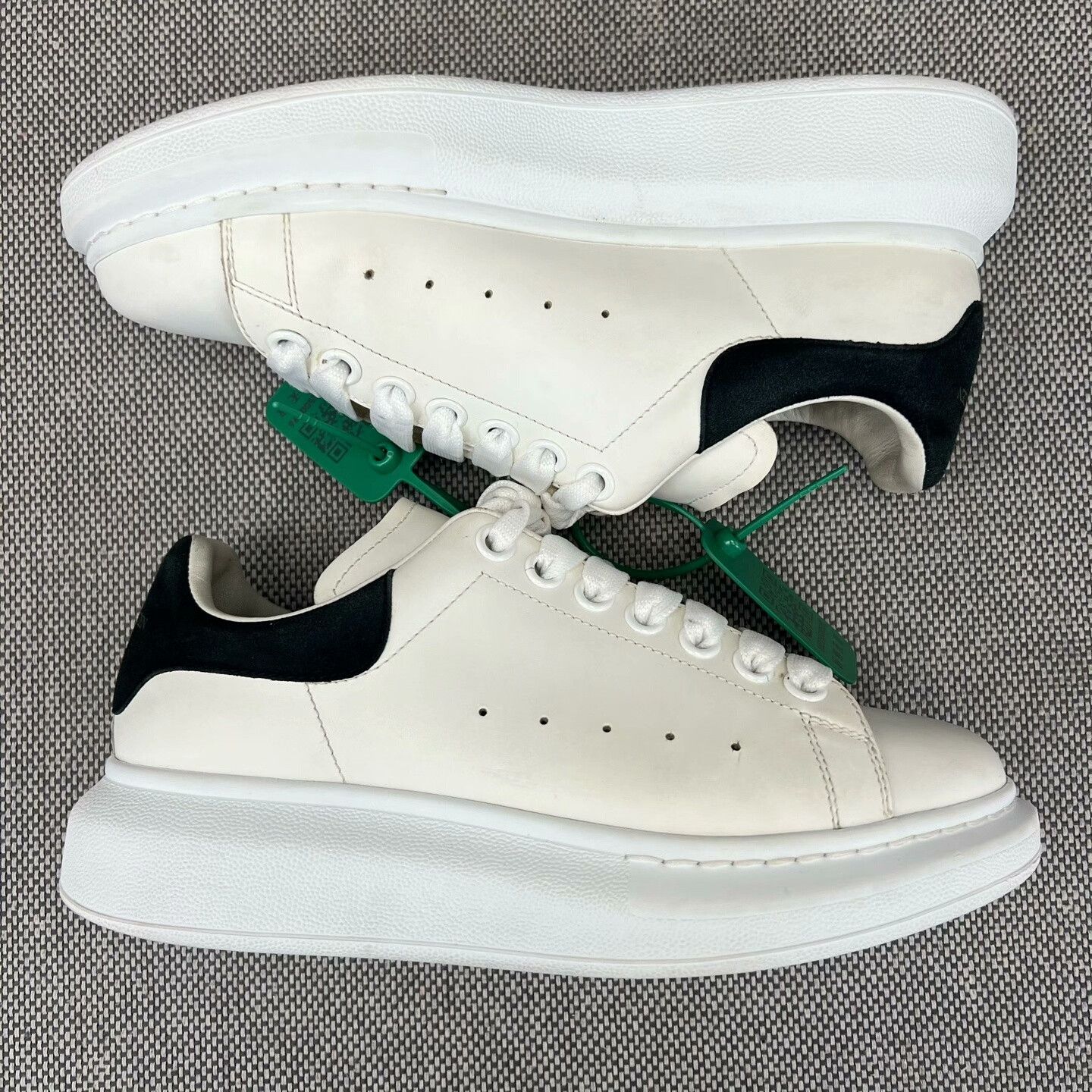 Alexander McQueen Alexander McQueen Black Lowtop Sneakers 38 Women Size US 7.5 / IT 37.5 - 4 Thumbnail