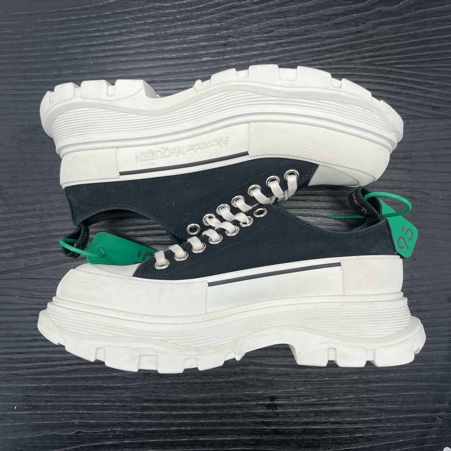 Alexander McQueen Alexander McQueen Black Lowtop Sneakers 38 Women Size US 7.5 / IT 37.5 - 3 Thumbnail