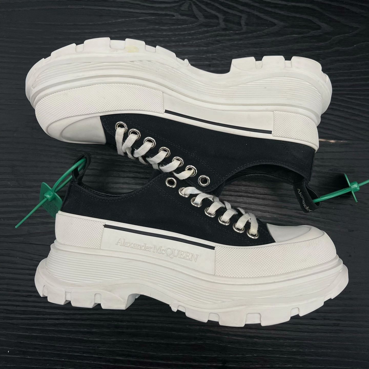 Alexander McQueen Alexander McQueen Black Lowtop Sneakers 38 Women Size US 7.5 / IT 37.5 - 2 Thumbnail