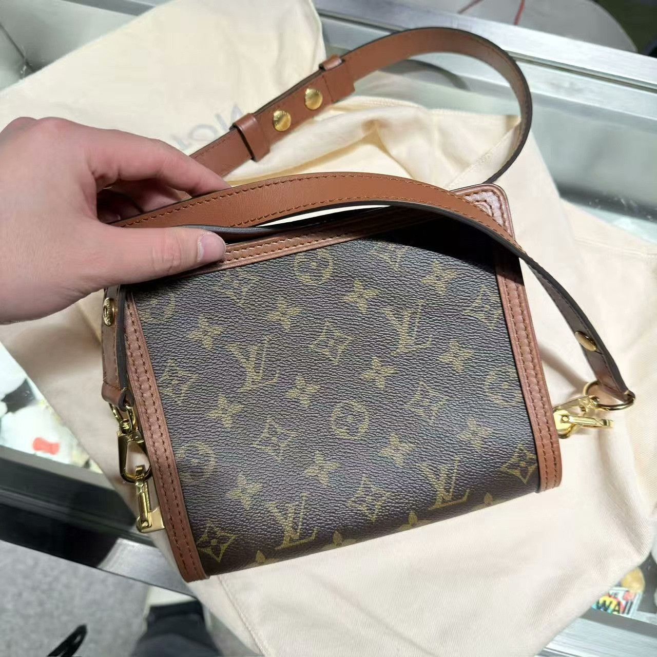 Louis Vuitton Louis Vuitton Brown Shoulder Bag 40.5 Women Size ONE SIZE - 3 Thumbnail