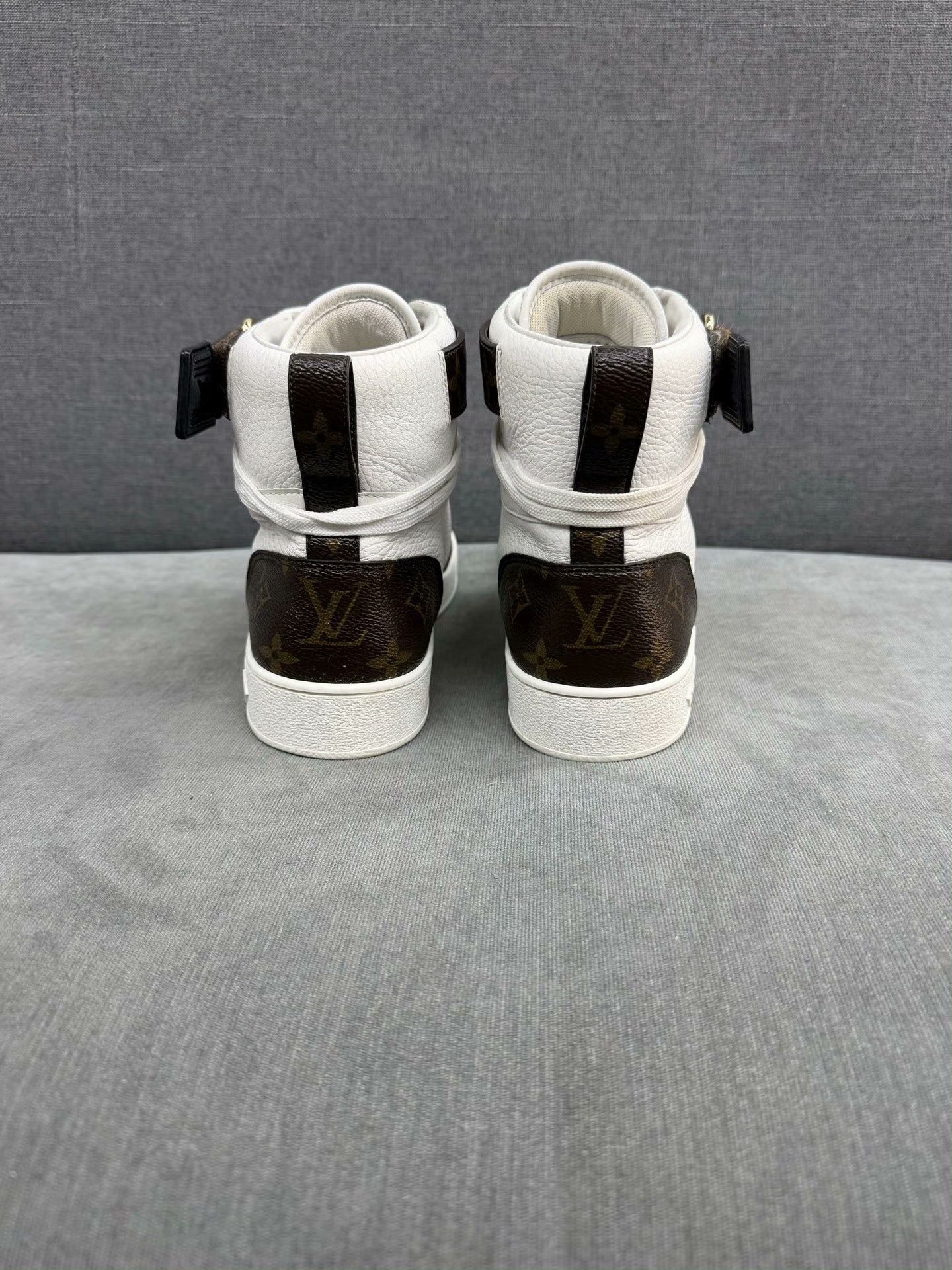 Louis Vuitton Louis Vuitton Patchwork White Hitop Sneakers 38 Women Size US 7.5 / IT 37.5 - 5 Thumbnail
