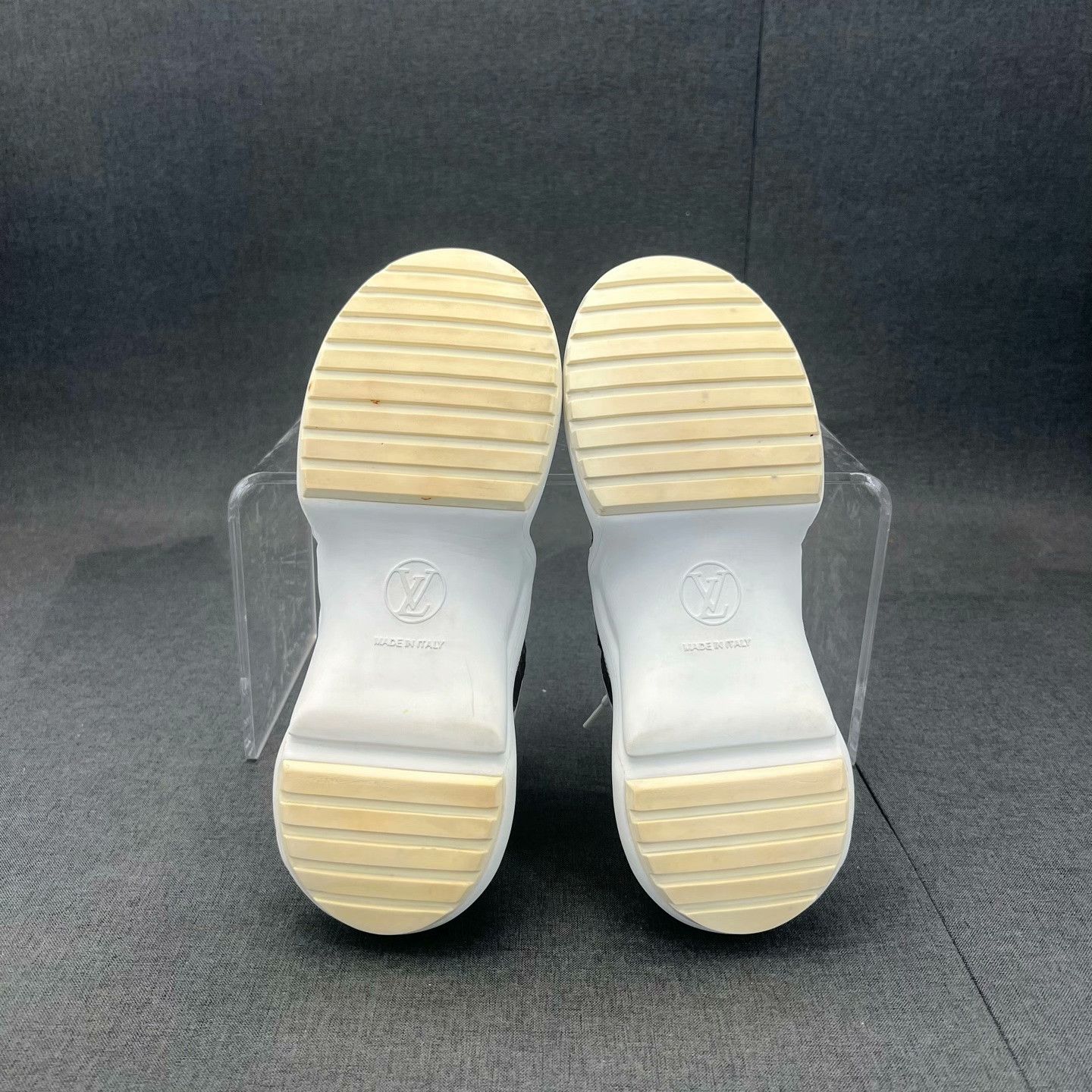 Louis Vuitton Louis Vuitton White Lowtop Sneakers 35 Women Size US 5 / IT 35 - 5 Thumbnail