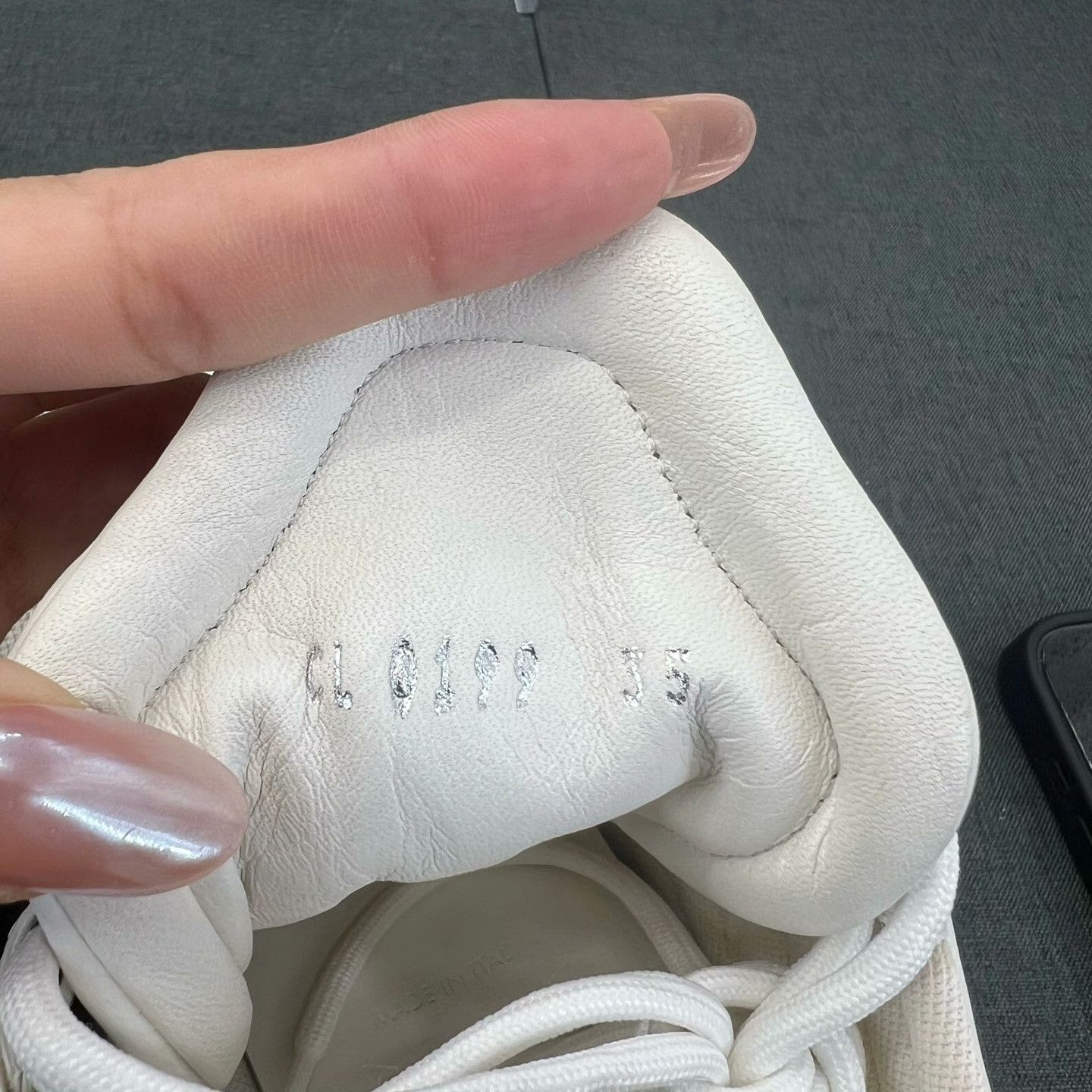 Louis Vuitton Louis Vuitton White Lowtop Sneakers 35 Women Size US 5 / IT 35 - 8 Thumbnail