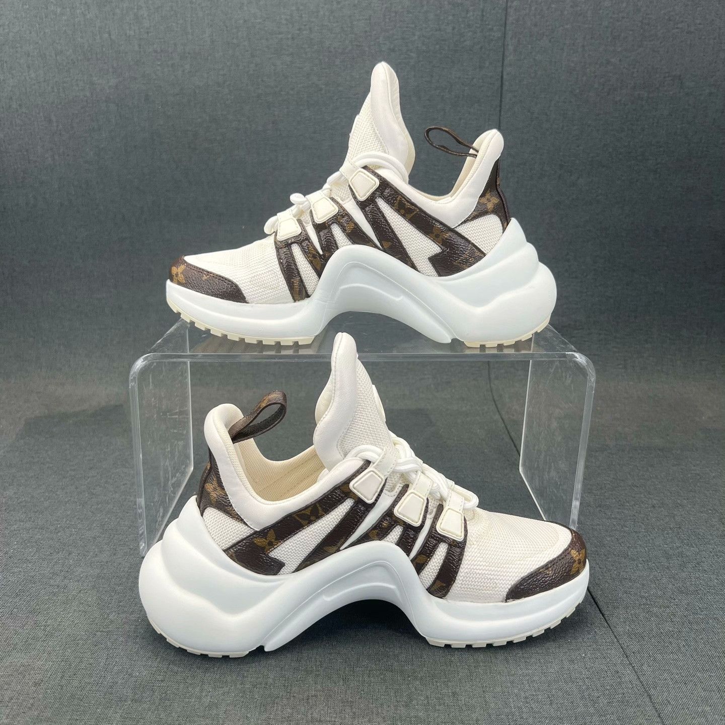 Louis Vuitton Louis Vuitton White Lowtop Sneakers 35 Women Size US 5 / IT 35 - 7 Thumbnail