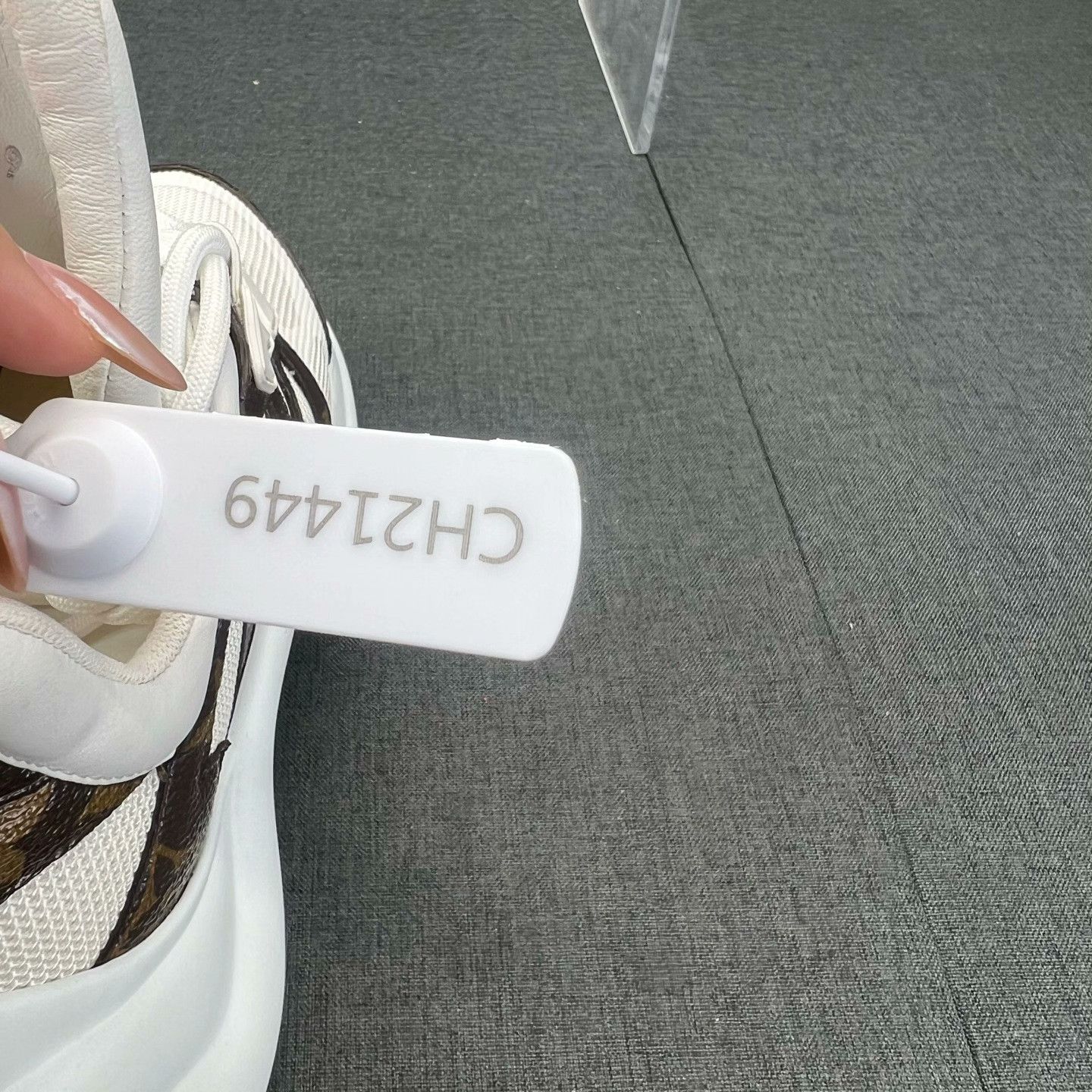 Louis Vuitton Louis Vuitton White Lowtop Sneakers 35 Women Size US 5 / IT 35 - 9 Thumbnail