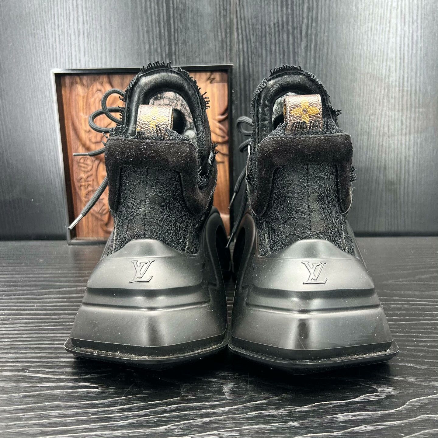 Louis Vuitton Louis Vuitton Black Lowtop Sneakers 39 Women Size US 8.5 / IT 38.5 - 6 Thumbnail
