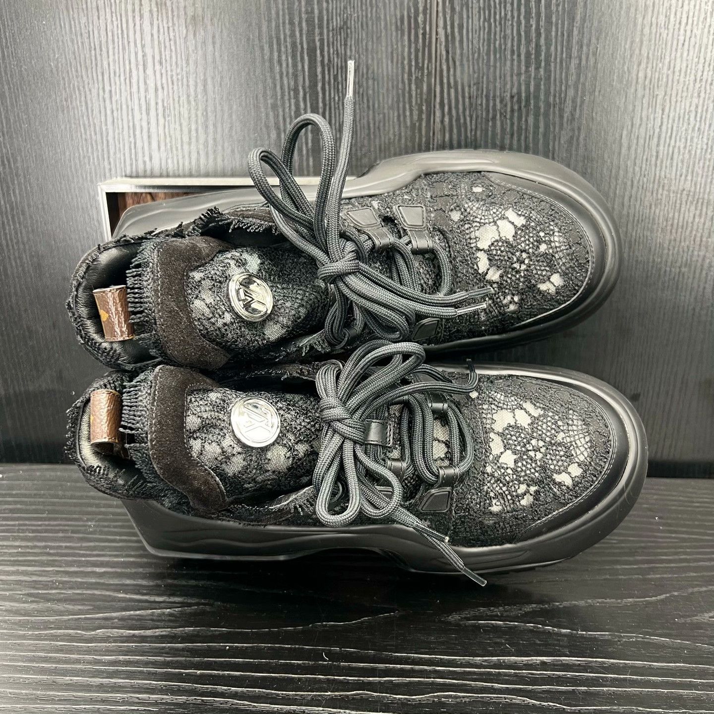 Louis Vuitton Louis Vuitton Black Lowtop Sneakers 39 Women Size US 8.5 / IT 38.5 - 8 Thumbnail