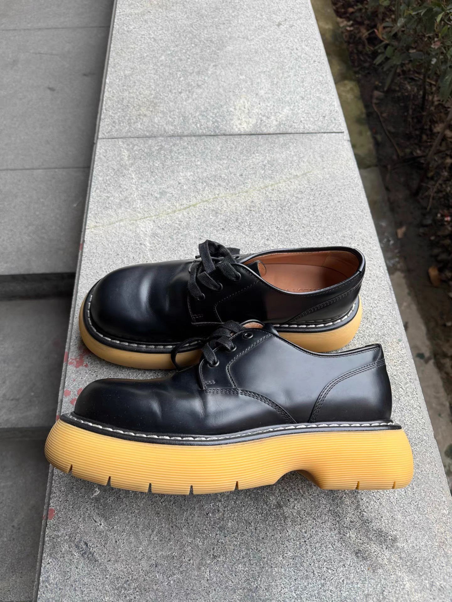 Bottega Veneta Black Leather Lace-Up Shoes with Yellow Soles Size US 8 / EU 41 - 2 Thumbnail