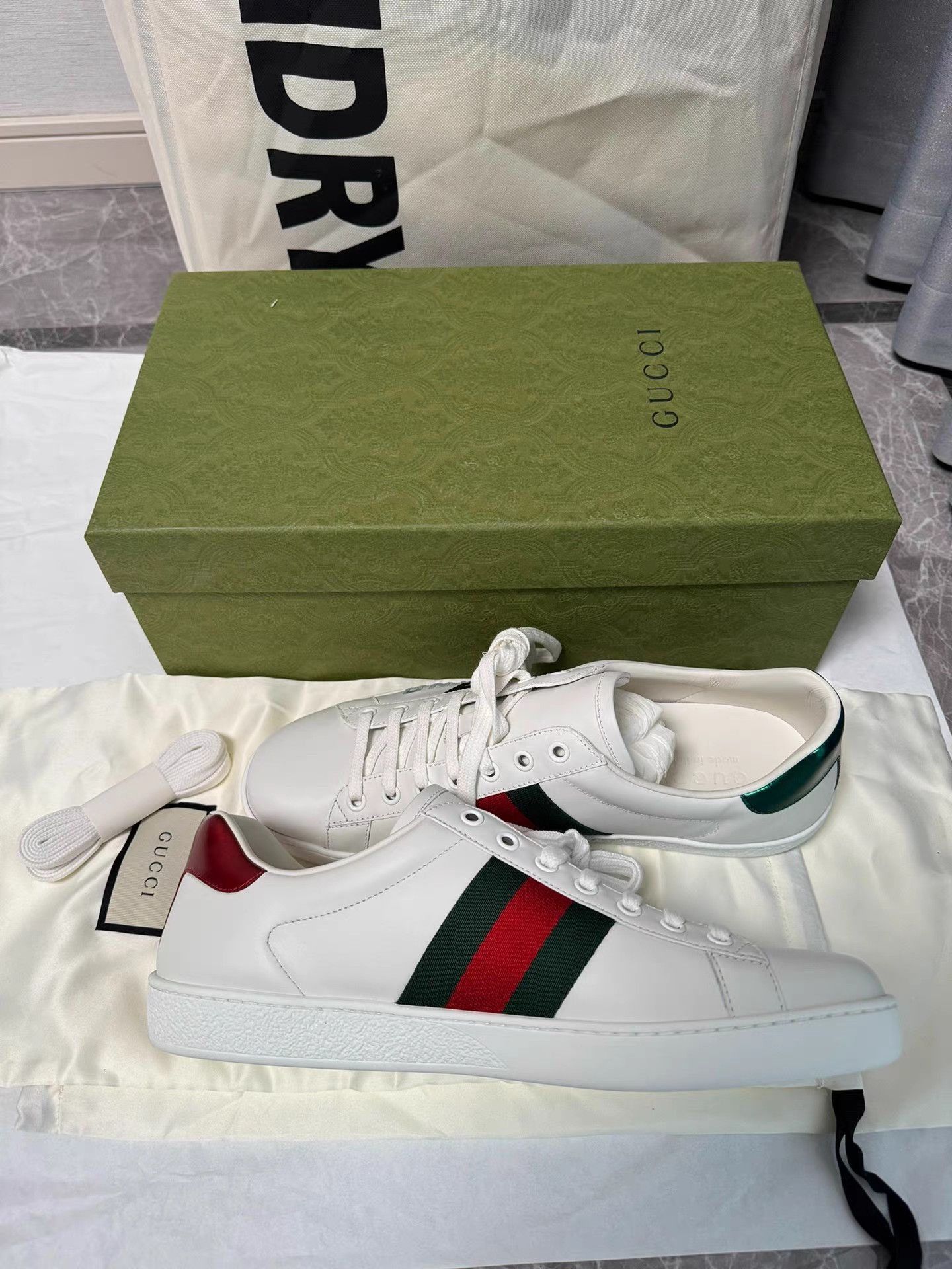 Gucci White Low-Top Sneakers with Embroidered Accents Size US 9 / EU 42 - 4 Thumbnail