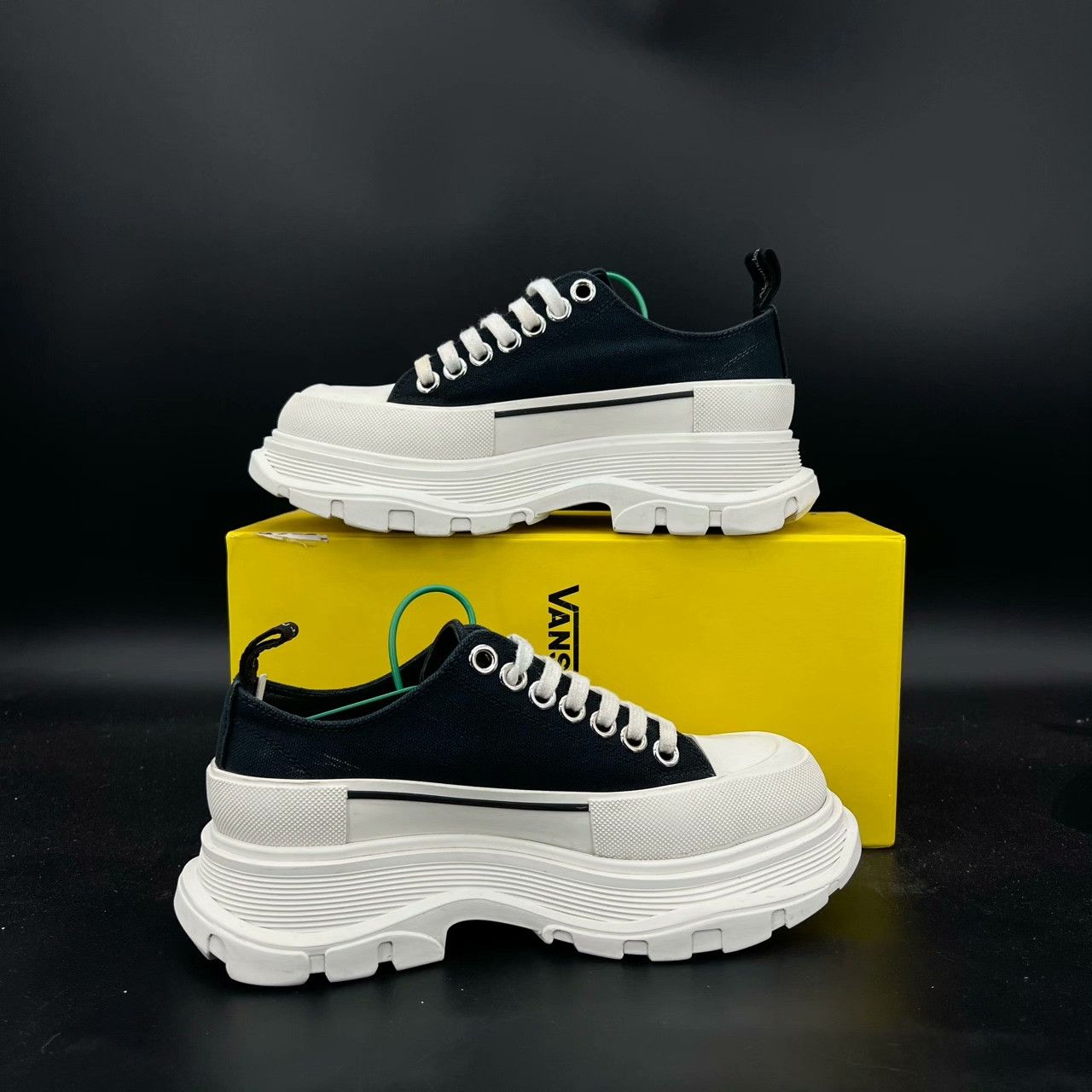 Alexander McQueen Alexander McQueen Black Lowtop Sneakers 36 Women Size US 6 / IT 36 - 2 Thumbnail
