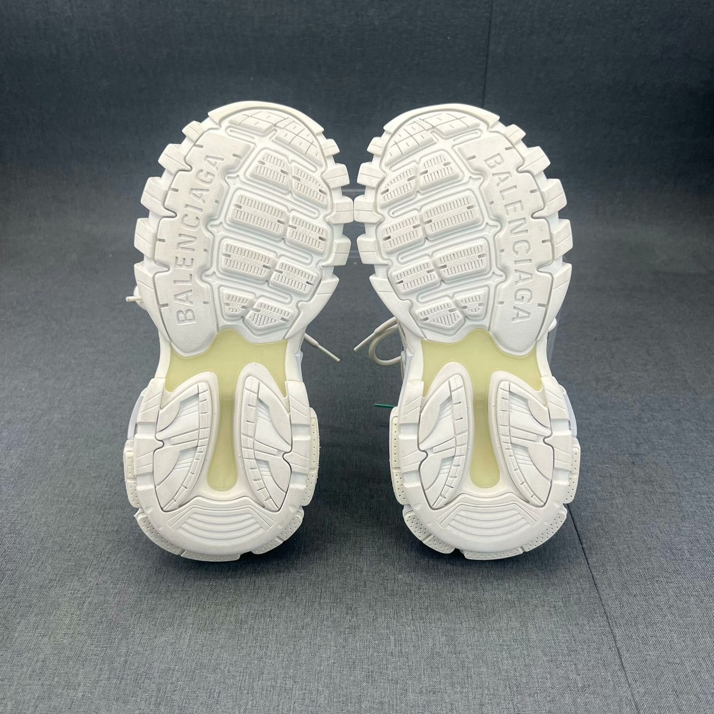 Balenciaga Balenciaga White Lowtop Sneakers 37 Women Size US 6.5 / IT 36.5 - 7 Thumbnail