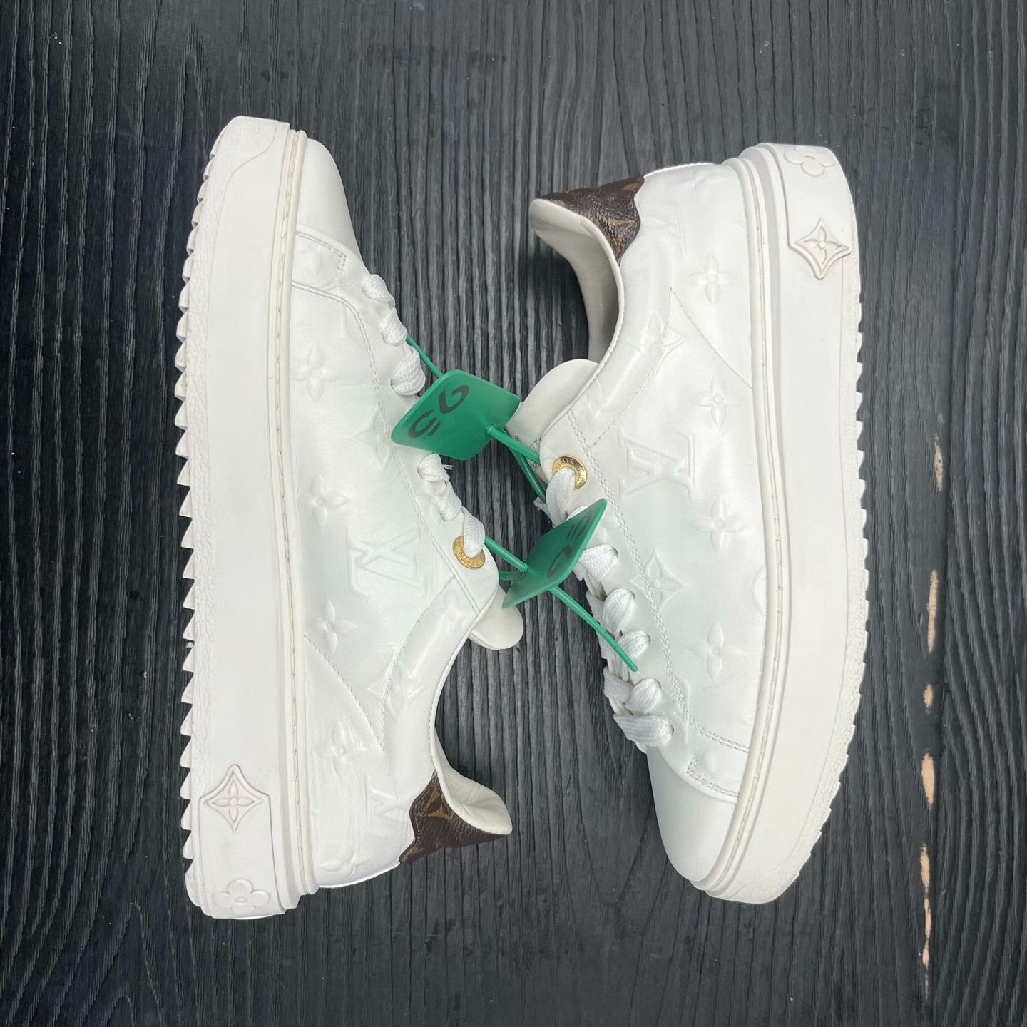 Louis Vuitton Louis Vuitton White Lowtop Sneakers 37 Women Size US 6.5 / IT 36.5 - 2 Thumbnail
