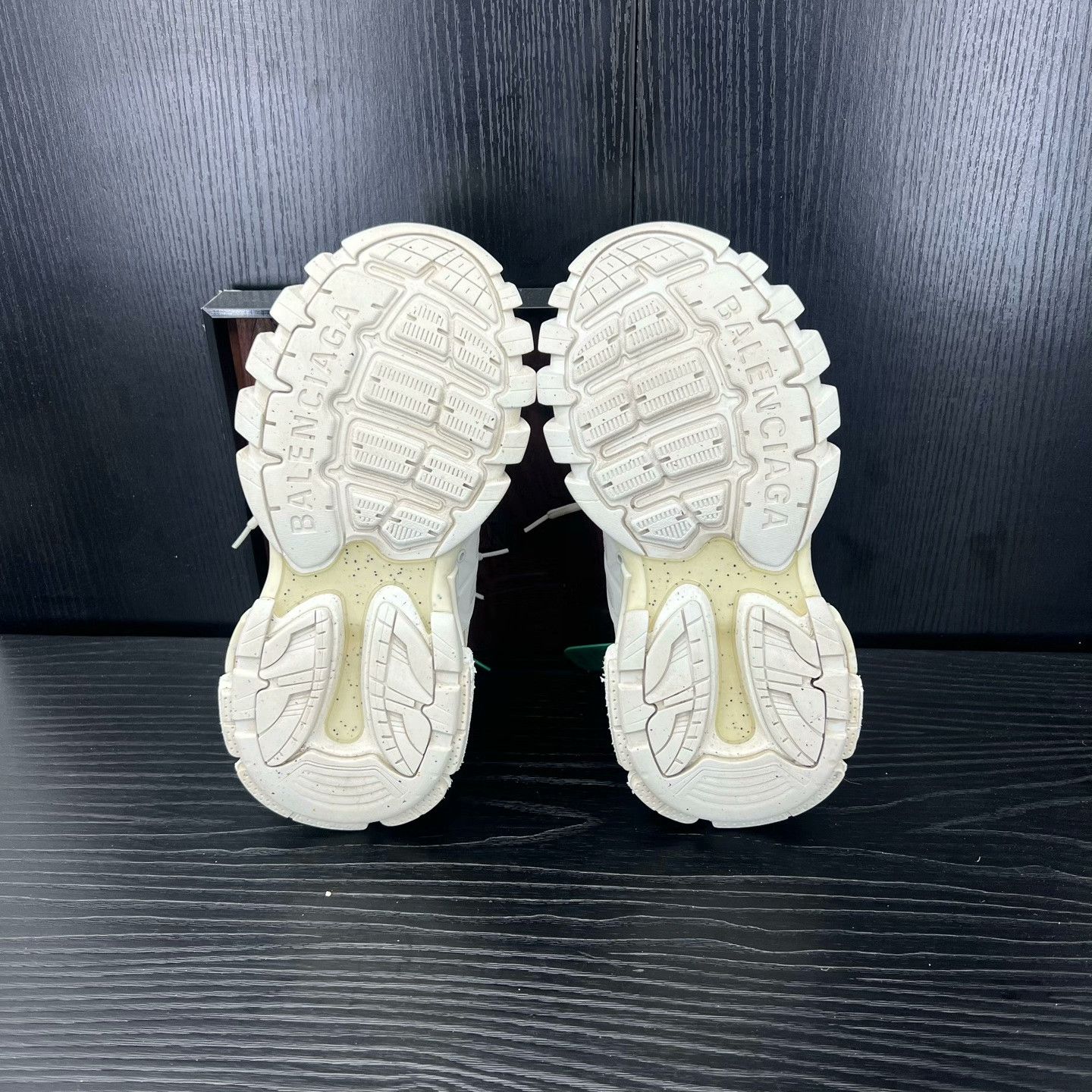 Balenciaga Balenciaga White Lowtop Sneakers 37 Women Size US 6.5 / IT 36.5 - 7 Thumbnail
