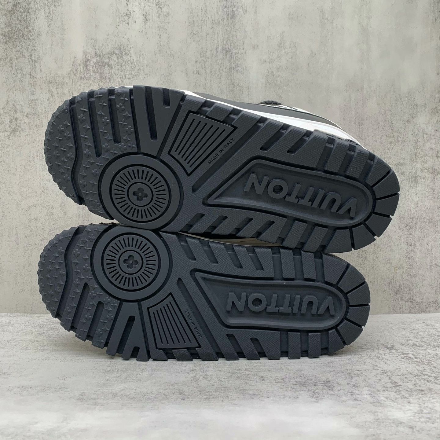 Louis Vuitton Louis Vuitton Black Lowtop Sneakers 41 Men Size US 8.5 / EU 41-42 - 7 Thumbnail