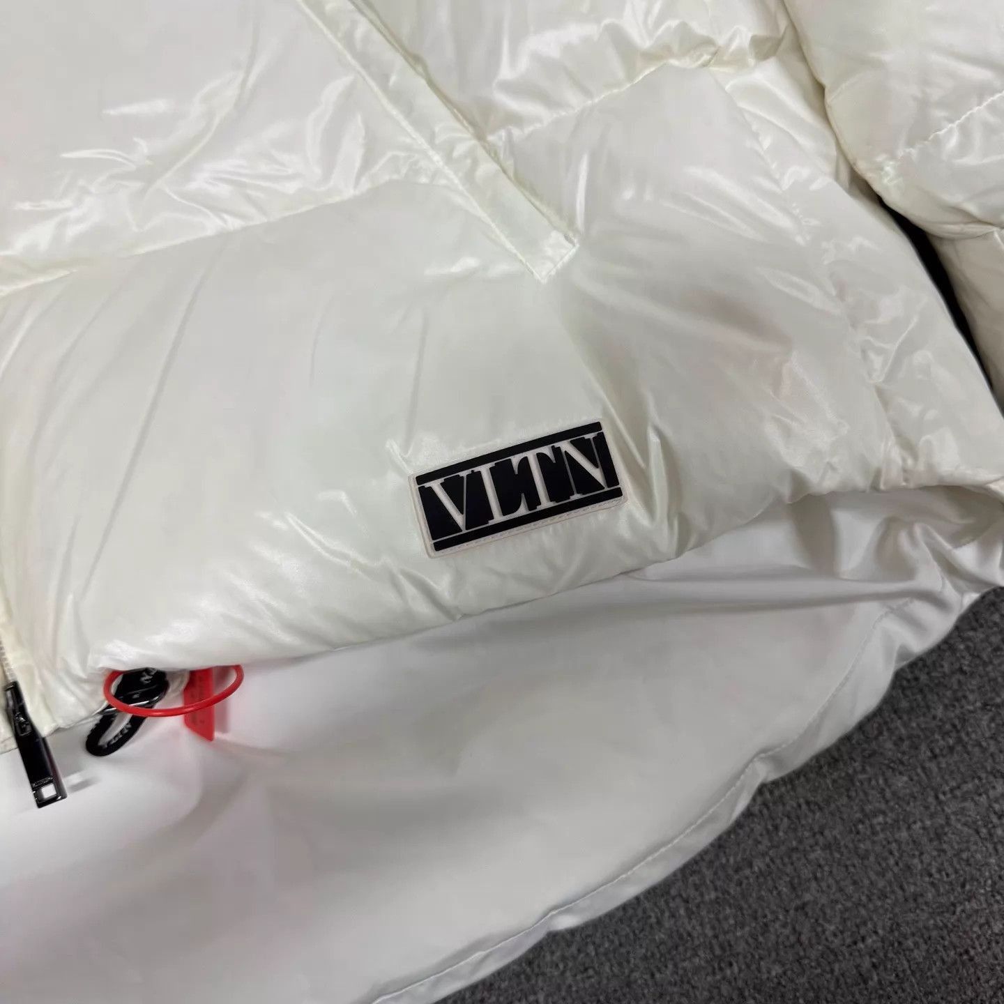 Valentino White Puffer Jacket with Hood - Size S Size US S / EU 44-46 / 1 - 3 Thumbnail