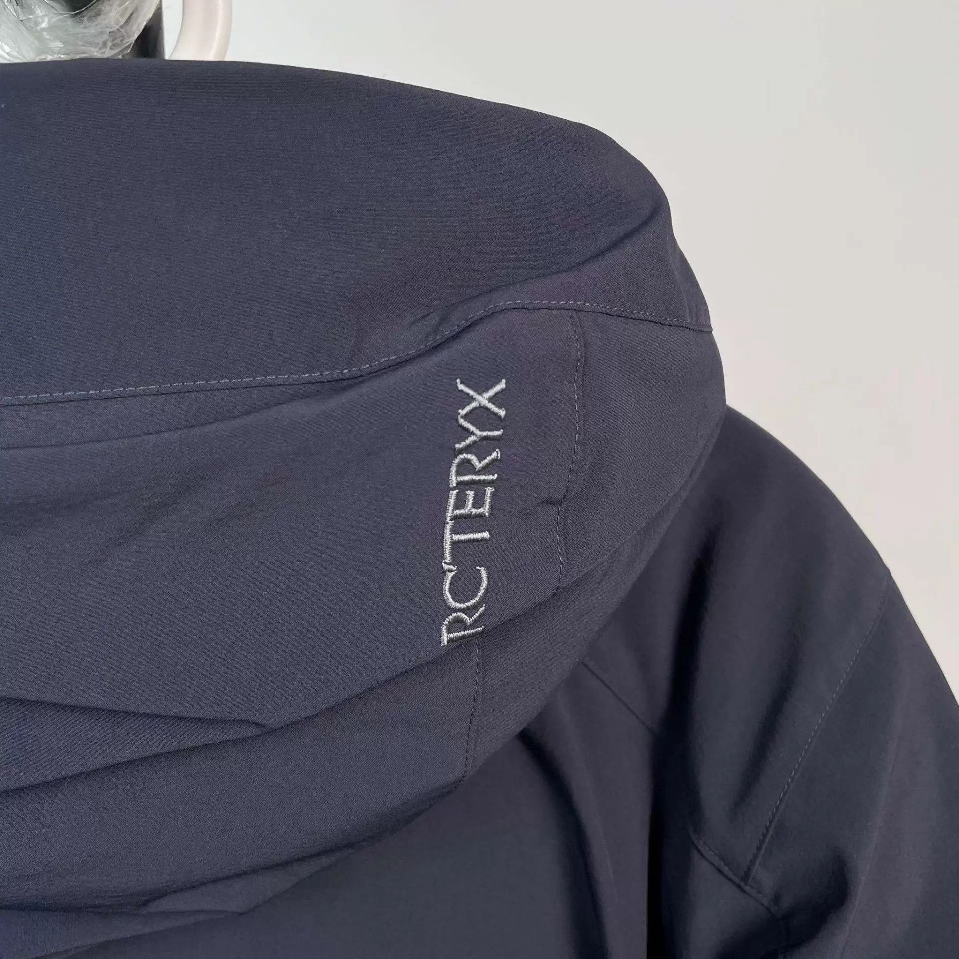 Arc'teryx Black Hooded Padded Jacket Size S Size US S / EU 44-46 / 1 - 8 Thumbnail
