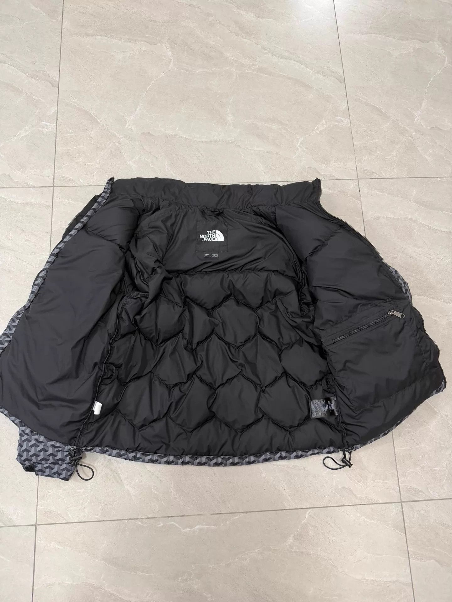 The North Face Black Patterned Puffer Jacket - Size M Size US M / EU 48-50 / 2 - 5 Thumbnail