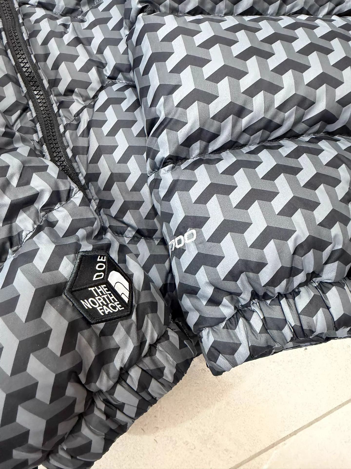 The North Face Black Patterned Puffer Jacket - Size M Size US M / EU 48-50 / 2 - 2 Thumbnail