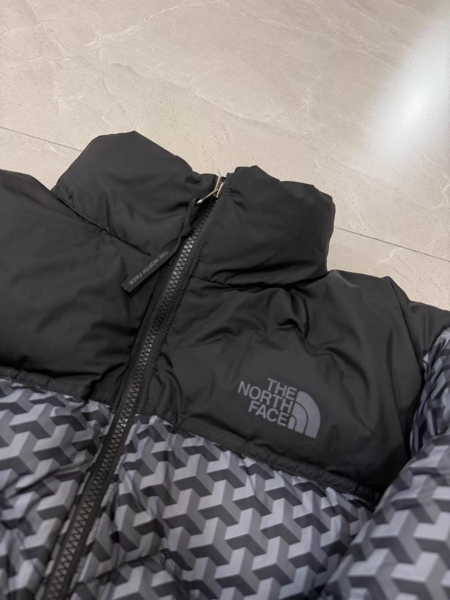 The North Face Black Patterned Puffer Jacket - Size M Size US M / EU 48-50 / 2 - 3 Thumbnail