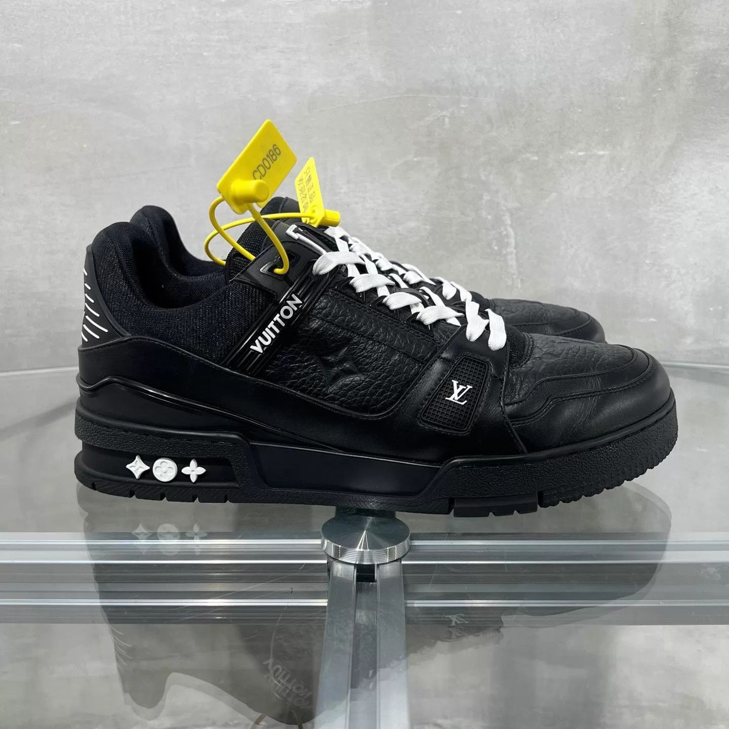 Louis Vuitton Black Low-Top Sneakers with White Laces Size US 8 / EU 41 - 3 Thumbnail
