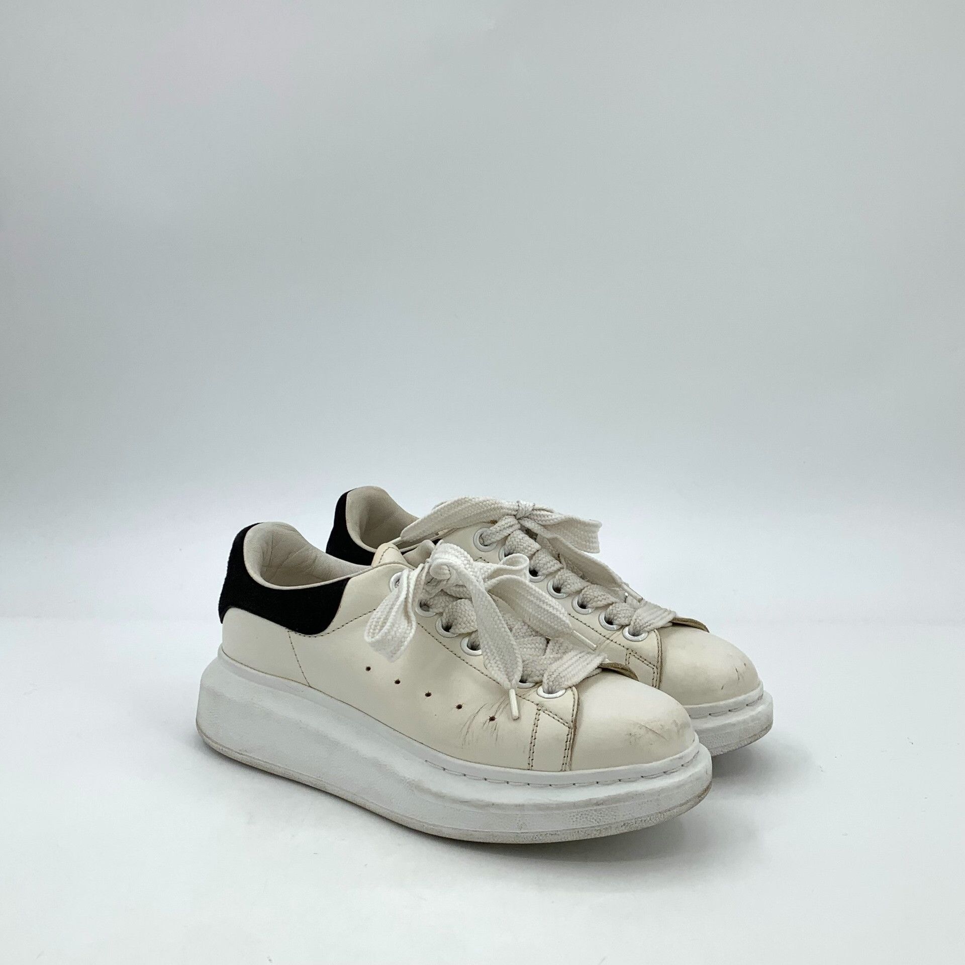 Alexander McQueen Alexander McQueen White Lowtop Sneakers 35 Women Size US 5 / IT 35 - 2 Thumbnail